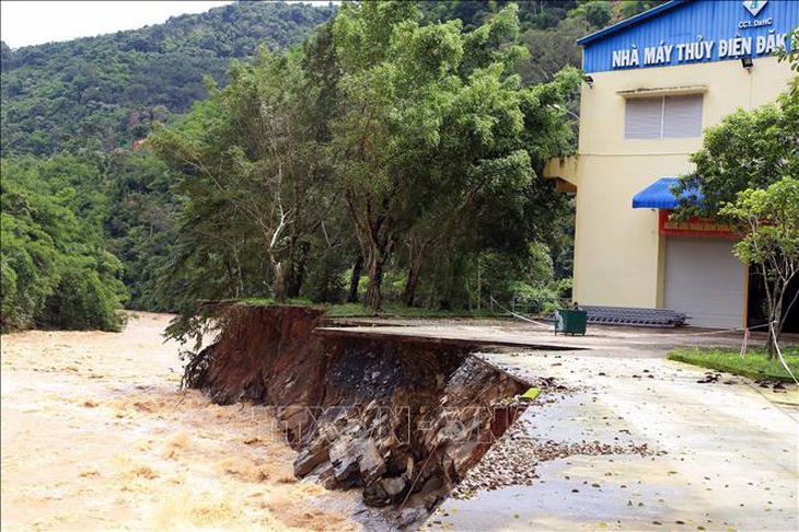 Xói lở nghiêm trọng trên suối Đắk Nông đe dọa Nhà máy thủy điện Đắk R’tih (bậc trên) - Ảnh: TTXVN