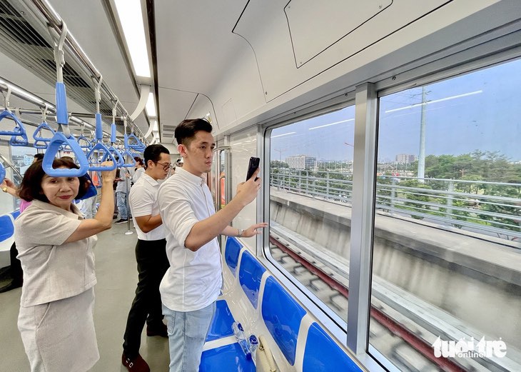 Người dân đi thử tuyến metro số 1 - Ảnh: CHÂU TUẤN 