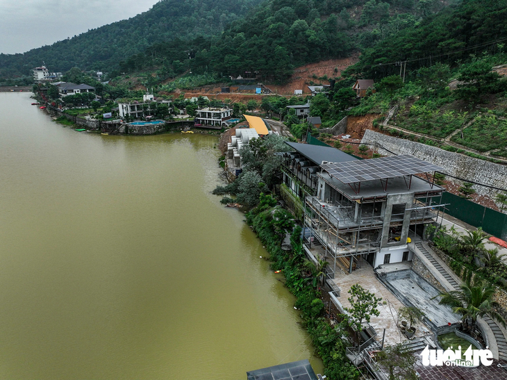 Các công trình xây dựng sai phép ăn ra sát mép hồ Đồng Đò - Ảnh: NAM TRẦN