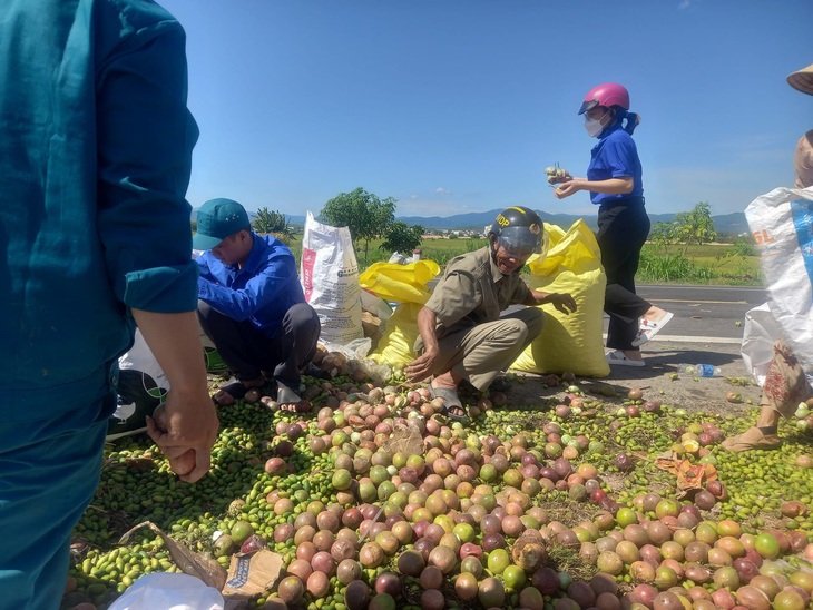 Người trẻ, người già cùng chung tay giúp tài xế gặp nạn - Ảnh: ĐPPM