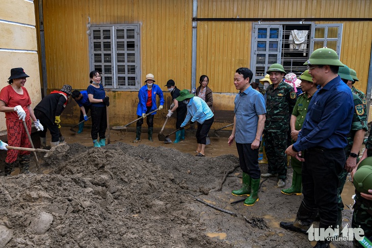 Bí thư Tỉnh ủy Yên Bái yêu cầu phải khôi phục hoàn toàn trong 10 ngày tới để đón học sinh đúng ngày 21-8 - Ảnh: NAM TRẦN