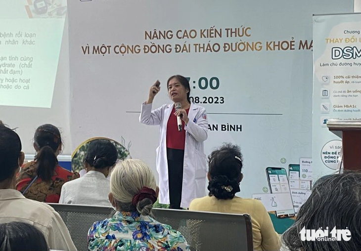 Bác sĩ CKII Nguyễn Thị Lệ Hằng - trưởng khoa nội tiết Bệnh viện An Bình (TP.HCM) - thông tin cứ 10 giây toàn thế giới lại có một bệnh nhân chết do các biến chứng liên quan đến đái tháo đường - Ảnh: X.MAI