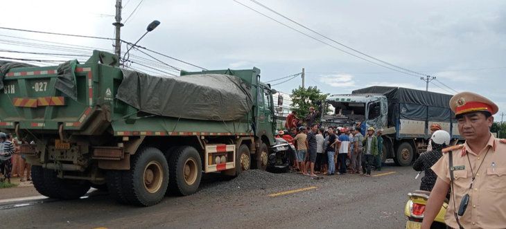 Hiện trường vụ tai nạn giao thông khiến 4 người đi trên xe con của CLB Hoàng Anh Gia Lai thương vong - Ảnh: LÊ HÒA