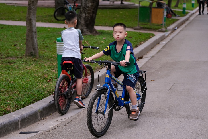 Trẻ được vận động, tập thể thao giúp ích cho việc phát triển thể chất và chiều cao - Ảnh: NAM TRẦN