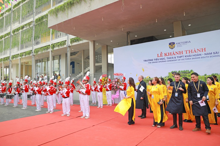 Toàn thể học sinh và giáo viên thực hiện nghi thức thượng cờ trong ngày khánh thành trường