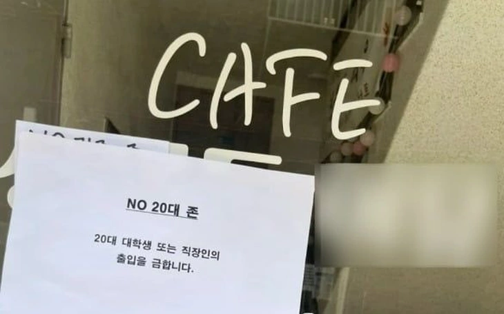 Hàn Quốc: Mang cả vách ngăn đến Starbucks để làm việc riêng, bị chỉ trích dữ dội - Ảnh 1.