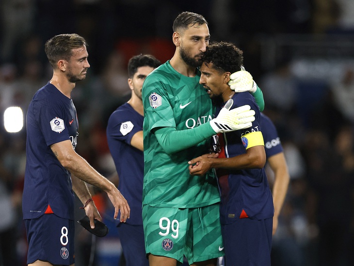 Cầu thủ PSG thất vọng sau khi bị cầm hòa ngày ra quân - Ảnh: REUTERS