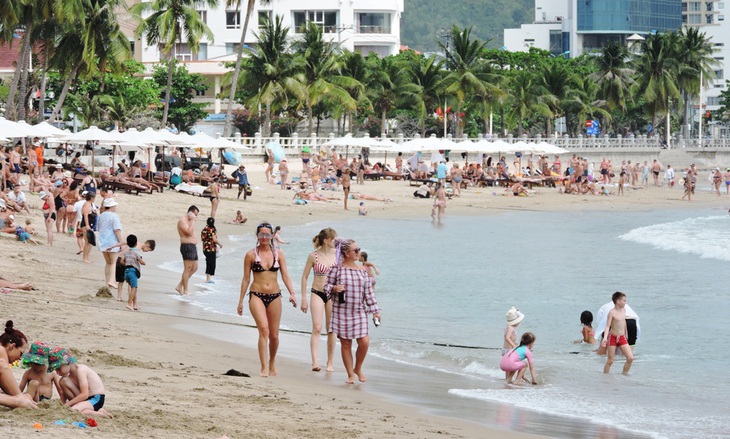 Bãi biển Hòn Chồng, TP Nha Trang (Khánh Hòa) trước khi xảy ra dịch bệnh COVID-19 - Ảnh: PHAN SÔNG NGÂN