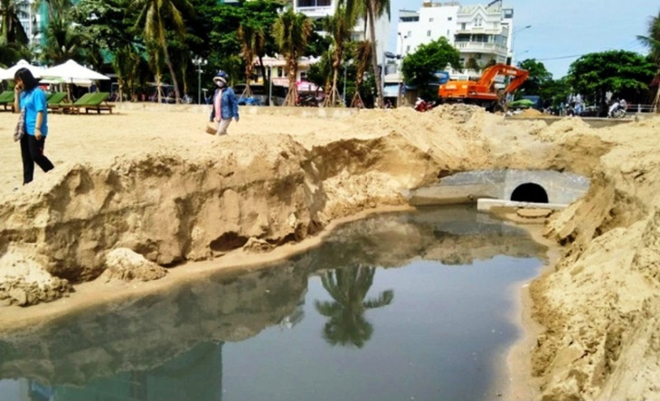 Cống thoát nước tại bãi biển Hòn Chồng, TP Nha Trang (đối diện đường Đặng Tất) nhiều lần tràn nước thải ô nhiễm, đen ngòm ra bãi biển và bãi tắm - Ảnh: PHAN SÔNG NGÂN