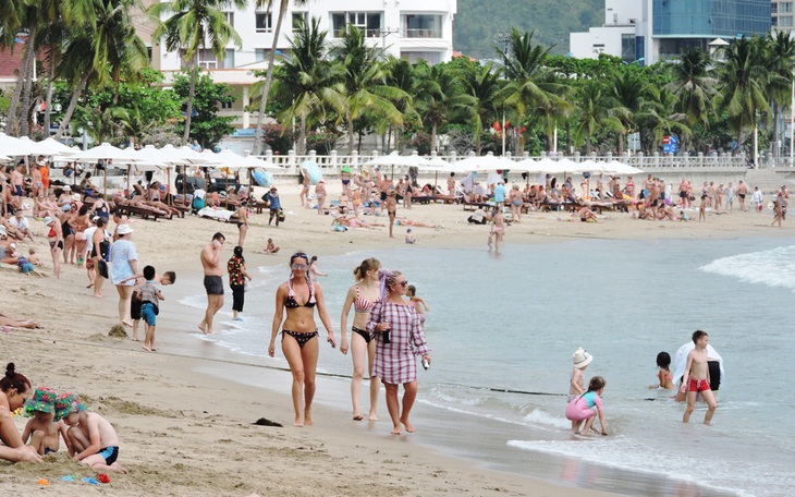 Nước thải hôi thối tràn ra bãi biển Hòn Chồng Nha Trang: do các nhà hàng, khách sạn?