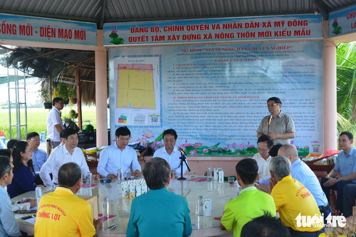 Thủ tướng chia sẻ với bà con nông dân xã Mỹ Đông, huyện Tháp Mười - Ảnh: ĐẶNG TUYẾT