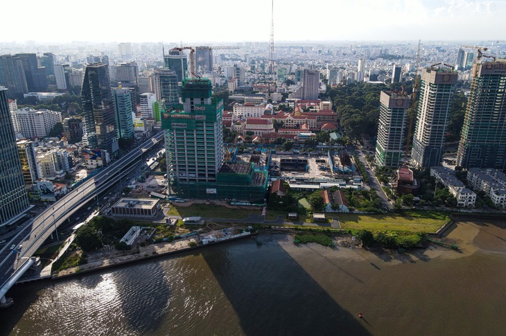 Khu vực cảng Ba Son cũ nơi đã có quy hoạch làm đường ven sông đang bị rào chắn - Ảnh: CHÂU TUẤN