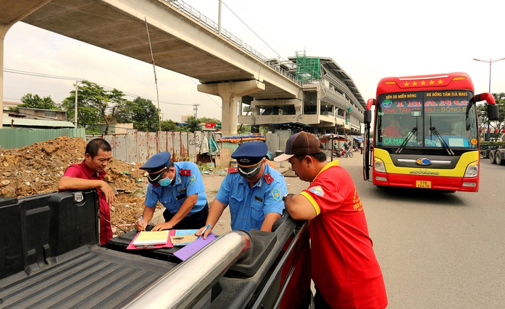 Đội thanh tra giao thông số 5 (thuộc Thanh tra giao thông Sở GTVT TP.HCM) kiểm tra xử lý xe dừng đậu sai quy định trên tuyến xa lộ  Hà Nội  (TP Thủ Đức) - Ảnh: CHÂU TUẤN