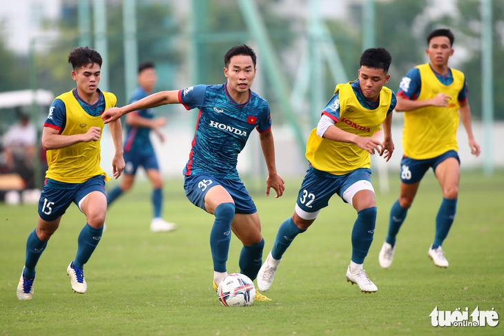 Buổi tập chiều 13-8 là lần đầu tiên U23 Việt Nam có đông đảo lực lượng cầu thủ ra sân tập kỹ chiến thuật, lắp ghép đội hình - Ảnh: HOÀNG TÙNG