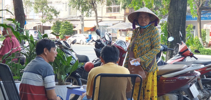 Người bán vé số dạo tại quận Ninh Kiều, TP Cần Thơ - Ảnh: LÊ DÂN