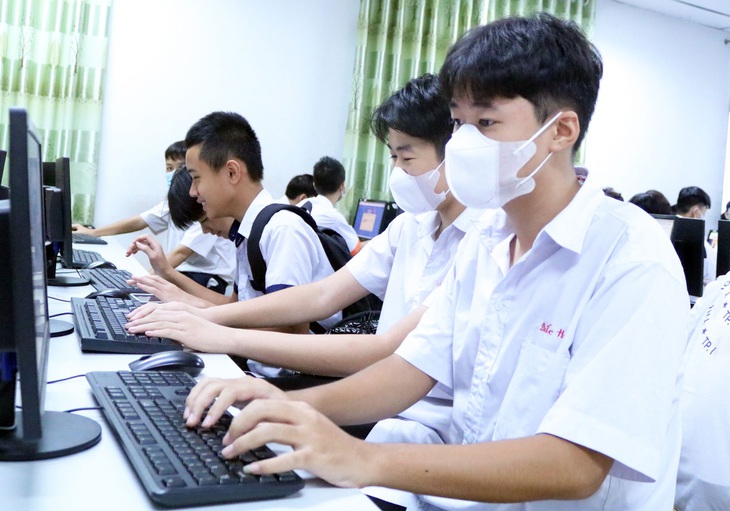 Học sinh lớp 9 được trải nghiệm học về công nghệ thông tin tại TP.HCM - Ảnh: HOÀNG THI