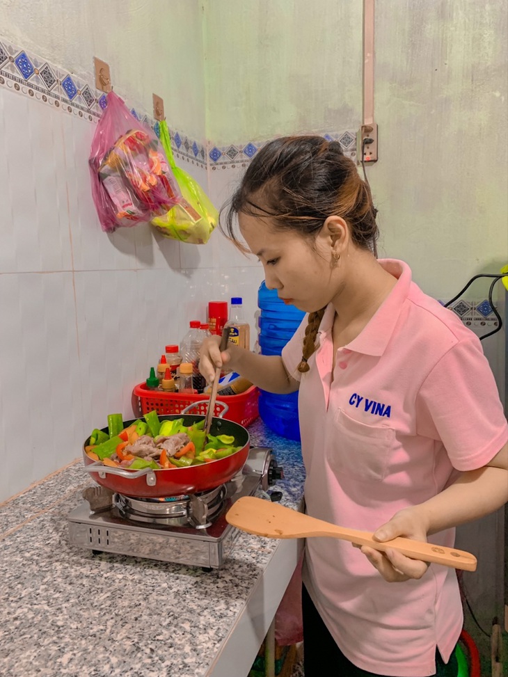 Thu Trang chuẩn bị cho clip bữa cơm chiều đăng TikTok - Ảnh: NVCC