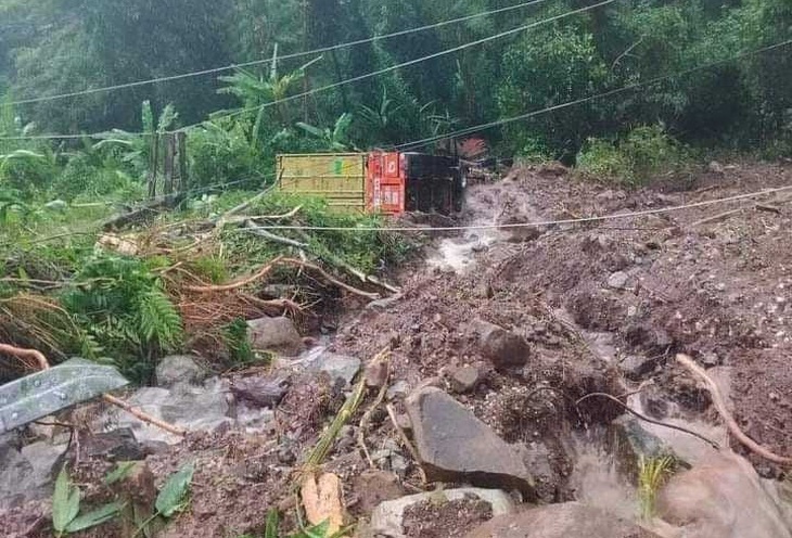 Mưa lớn làm sạt lở nhiều đoạn đường tại tỉnh Bolykhamxay, Trung Lào, ngày 4-8 - Ảnh: TTXVN