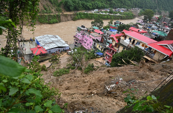 Dòng nước lũ tại khu vực bang Himachal Pradesh - Ảnh: REUTERS