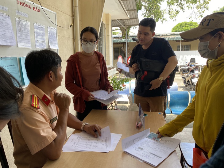 Người dân đến làm thủ tục đăng ký xe, mua bán xe ở Đội cảnh sát giao thông - trật tự Công an TP Thủ Đức ngày 15-8 - Ảnh: THU DUNG