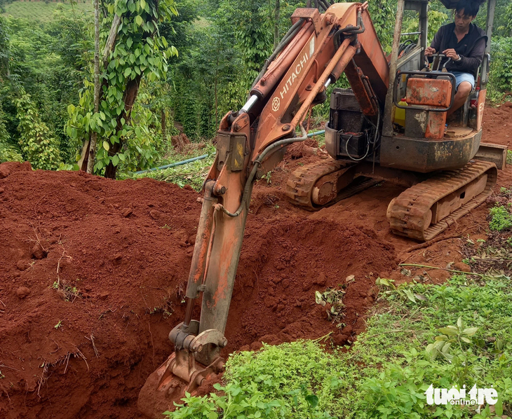 Đào rãnh thoát nước trên quả đồi 1 triệu m3 phía vai phải bờ đập - Ảnh: M.P.