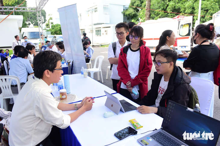 &quot;Sàn việc làm&quot; của Bệnh viện huyện Cần Giờ mặc dù có bác sĩ trẻ ghé nhưng cuối cùng không ai đăng ký tuyển dụng - Ảnh: DUYÊN PHAN