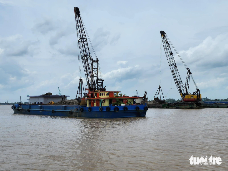 Mỏ cát trên sông Tiền có trữ lượng lớn nhất tỉnh An Giang đã đứng yên sau khi Bộ Công an bắt lãnh đạo công ty Trung Hậu 68 - Ảnh: BỬU ĐẤU