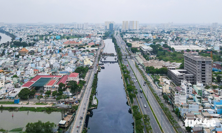 Cùng với dự án xây dựng, nạo vét kênh Đôi, dự án cầu đường Bình Tiên (quận 8) dài 3,2km - nối trung tâm về huyện Bình Chánh sẽ giải quyết tình trạng ùn tắc, tăng cường liên kết qua tuyến quốc lộ 50, đường Nguyễn Văn Linh, quốc lộ 1, cao tốc Bến Lức - Long Thành, vành đai 3. TP.HCM hiện có kế hoạch triển khai theo hình thức BOT. Tổng vốn dự án này là 6.218 tỉ đồng - Ảnh: CHÂU TUẤN