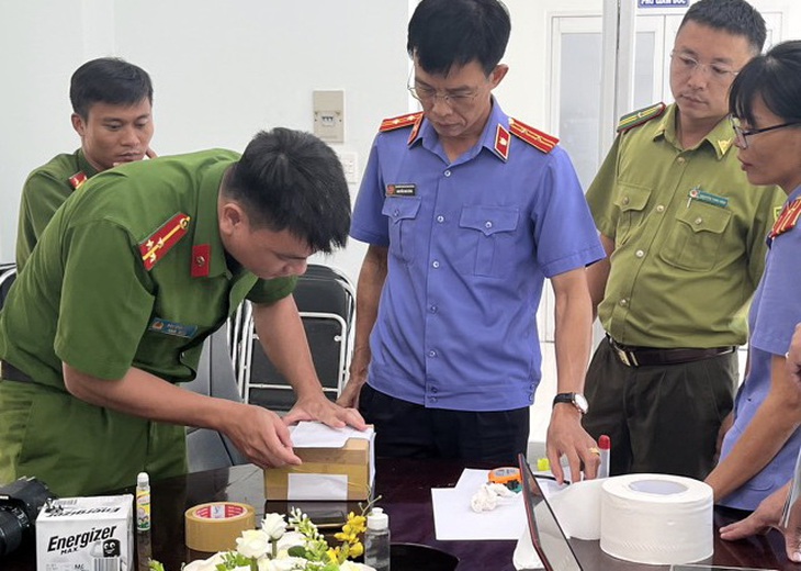 Cơ quan chức năng niêm phong năm vật hình tròn mang đi giám định, kết quả có bốn vật là trứng vích - Ảnh: Cơ quan chức năng cung cấp