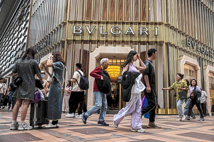 Bên ngoài cửa hàng của Bvlgari ở Seoul, Hàn Quốc. Ngành công nghiệp thời trang dự đoán những người dưới 20 tuổi sẽ trở thành nhóm người tiêu dùng chính đối với các mặt hàng xa xỉ - Ảnh: AFP