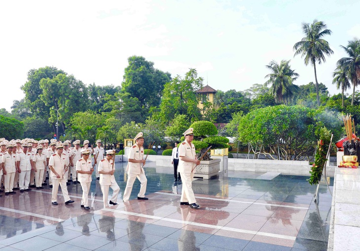 Đoàn đại biểu dâng hương tưởng niệm các anh hùng liệt sĩ tại Đài tưởng niệm các Anh hùng liệt sĩ - Ảnh: DANH TRỌNG