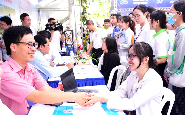 Sáng nay gần 1.000 bác sĩ, điều dưỡng tại TP.HCM 'đổ bộ' ngày hội việc làm - Ảnh 3.