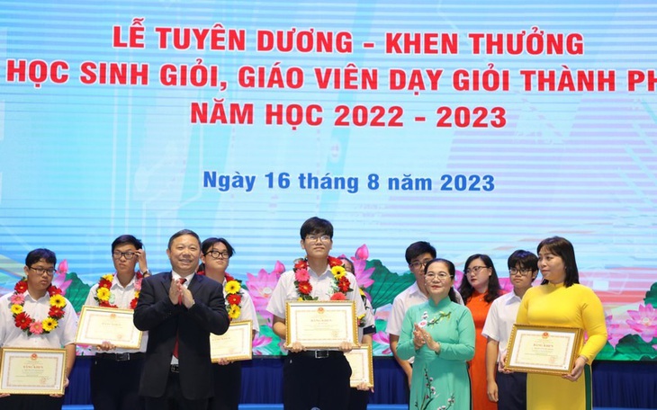 TP.HCM chi gần 14 tỉ đồng khen thưởng học sinh giỏi, giáo viên tiêu biểu