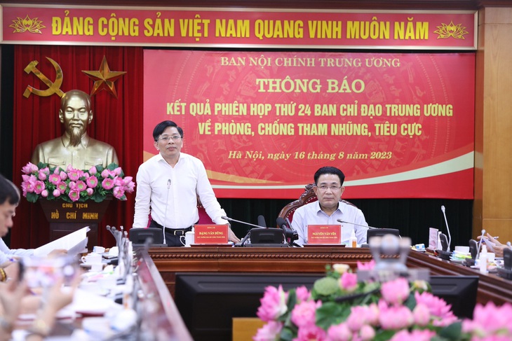 Phó trưởng Ban Nội chính Trung ương Đặng Văn Dũng (người đứng) - Ảnh: GIA HÂN