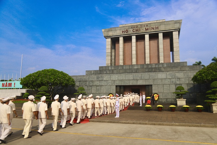 Đoàn đại biểu vào lăng viếng Bác - Ảnh: DANH TRỌNG