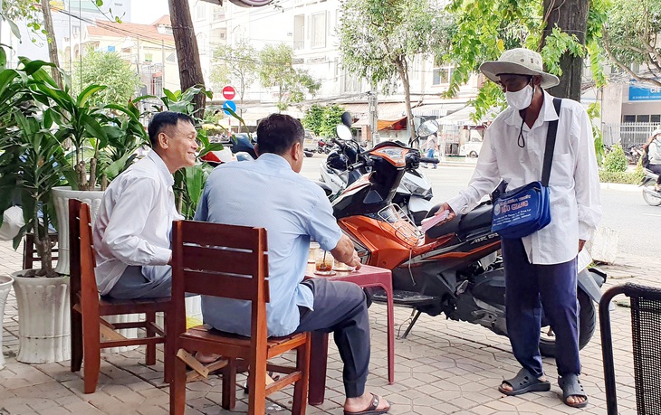 Người bán vé số dạo vừa mừng vừa lo khi hay tin được trả lại vé số ế - Ảnh: LÊ DÂN