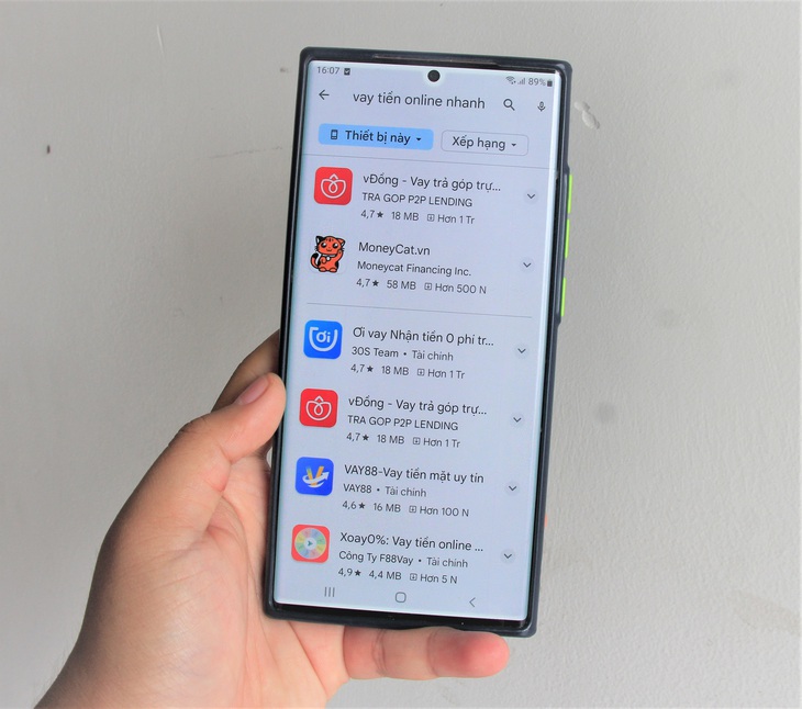 Rất dễ dàng tìm được vô số ứng dụng cho vay tiền nhanh trên mạng - Ảnh: CÔNG TRIỆU