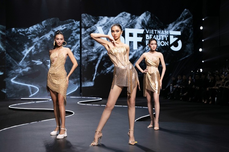 Á hậu Minh Kiên ngày càng thăng  hạng nhan sắc, catwalk vô cùng thần thái và ấn tượng