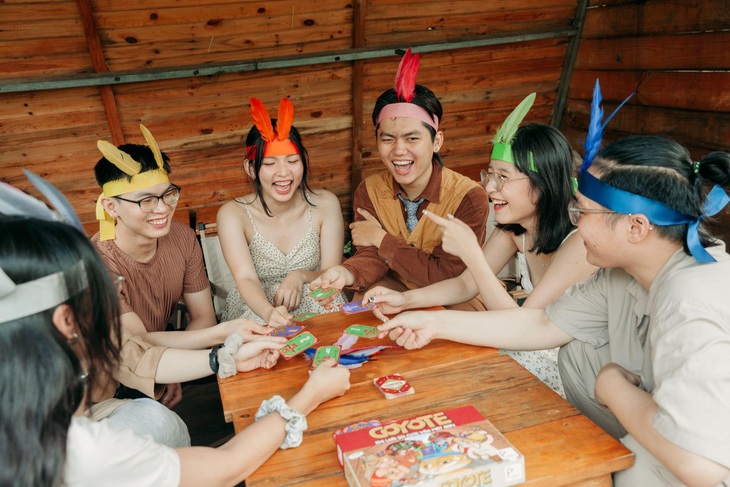 ‘Coyote: Khi loài sói cười vào mặt bạn’ - một board game hội nhóm vui nhộn - Ảnh 2. Board game vui nhộn và phù hợp với nhiều nhóm bạn