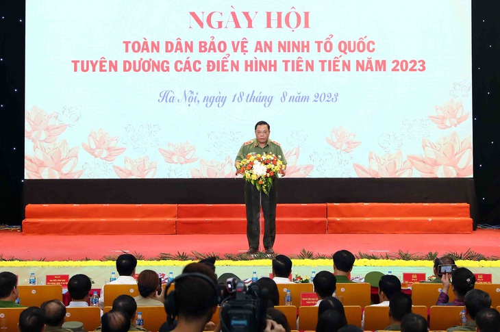 Trung tướng Nguyễn Hải Trung, giám đốc Công an TP Hà Nội, phát biểu tại ngày hội - Ảnh: ANH KIÊN