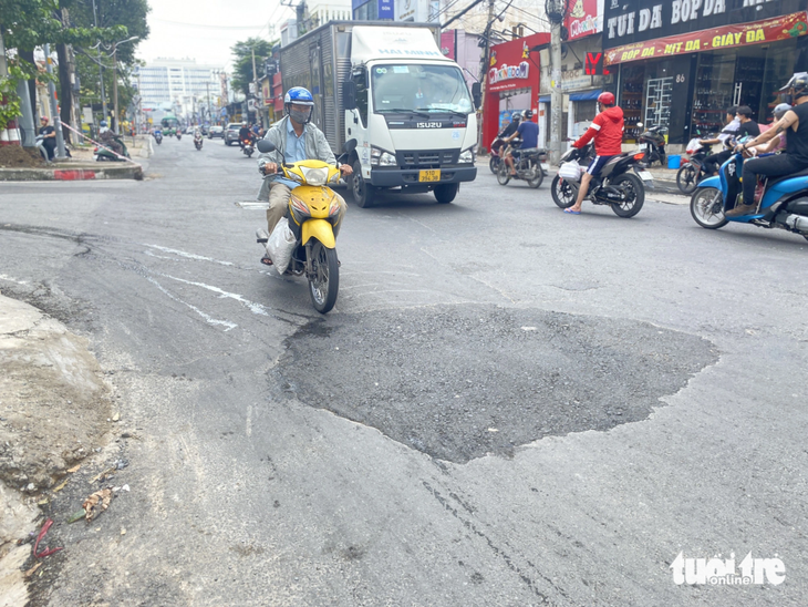 &quot;Hố tử thần&quot; xuất hiện ngày 14-8 tại giao lộ đường Chương Dương - Võ Văn Ngân đã được khắc phục - Ảnh: TIẾN QUỐC