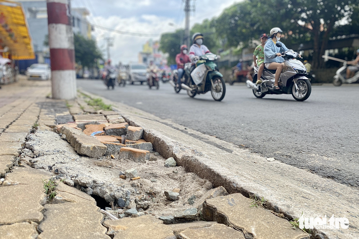 Trên đường Võ Văn Ngân có điểm gạch lát vỉa hè cũng không “cánh mà bay” - Ảnh: TIẾN QUỐC