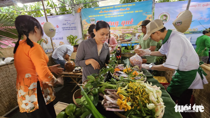 Các đội mang đến nguyên liệu tươi, xanh và chế biến tại chỗ - Ảnh: N.TRÍ