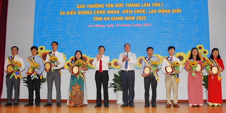 Lãnh đạo Tỉnh ủy, UBND tỉnh An Giang trao tặng giải thưởng Tôn Đức Thắng lần thứ I - 2022 cho 8 cá nhân - Ảnh: Sở VHTT&DL An Giang cung cấp