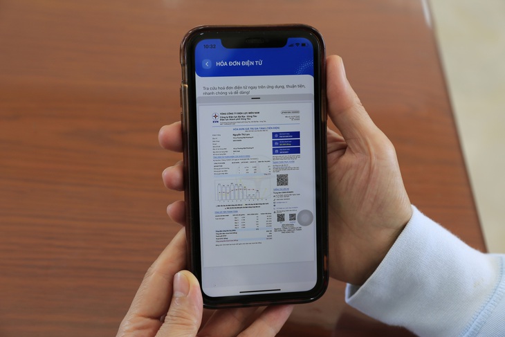Khách hàng tại Bà Rịa - Vũng Tàu tra cứu hóa đơn điện tử trên App CSKH - Ảnh: Công ty cung cấp