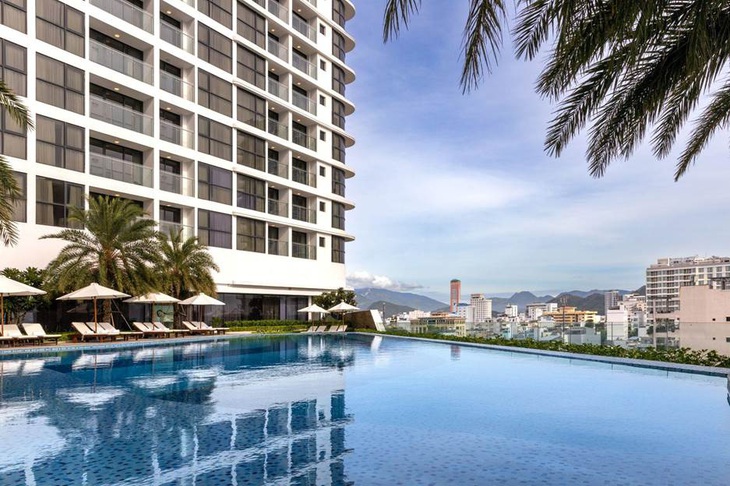 Hồ bơi ngoài trời tại Meliá Vinpearl Nha Trang với khung cảnh ôm trọn thành phố biển