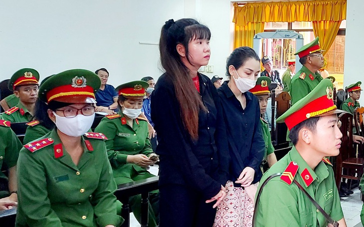 Phát hiện nhiều loại vũ khí thô sơ và 13 người dương tính với ma túy trong nhà trọ ở Bình Dương  - Ảnh 4.