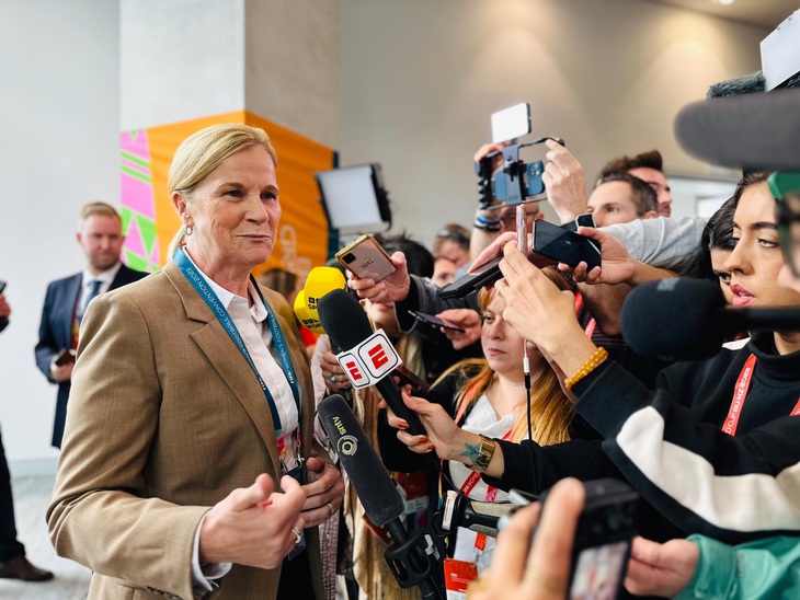 Huyền thoại FIFA Jill Ellis trả lời phỏng vấn báo giới - Ảnh: TR.N.