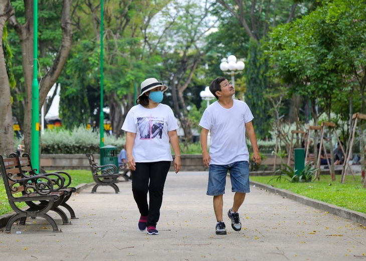 Những người lớn tuổi có nhau, cùng đi bên nhau, cùng tập thể dục mỗi ngày thật vui - Ảnh: PHƯƠNG QUYÊN