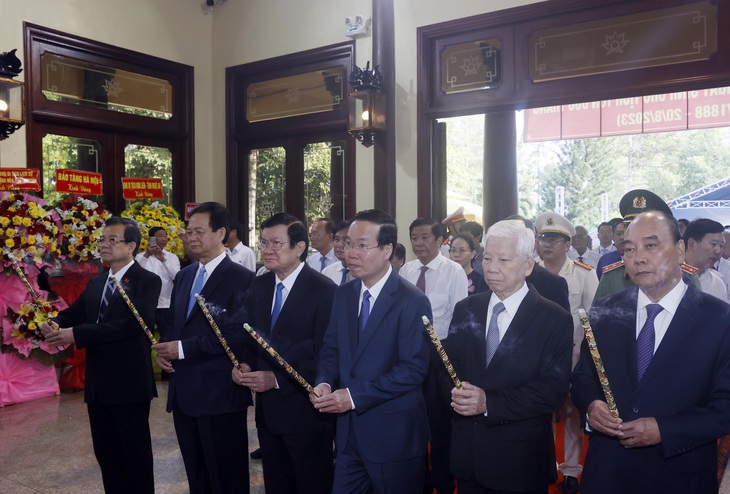 Chủ tịch nước Võ Văn Thưởng và các lãnh đạo, nguyên lãnh đạo Đảng, Nhà nước dâng hương tưởng niệm Chủ tịch Tôn Đức Thắng - Ảnh: TTXVN